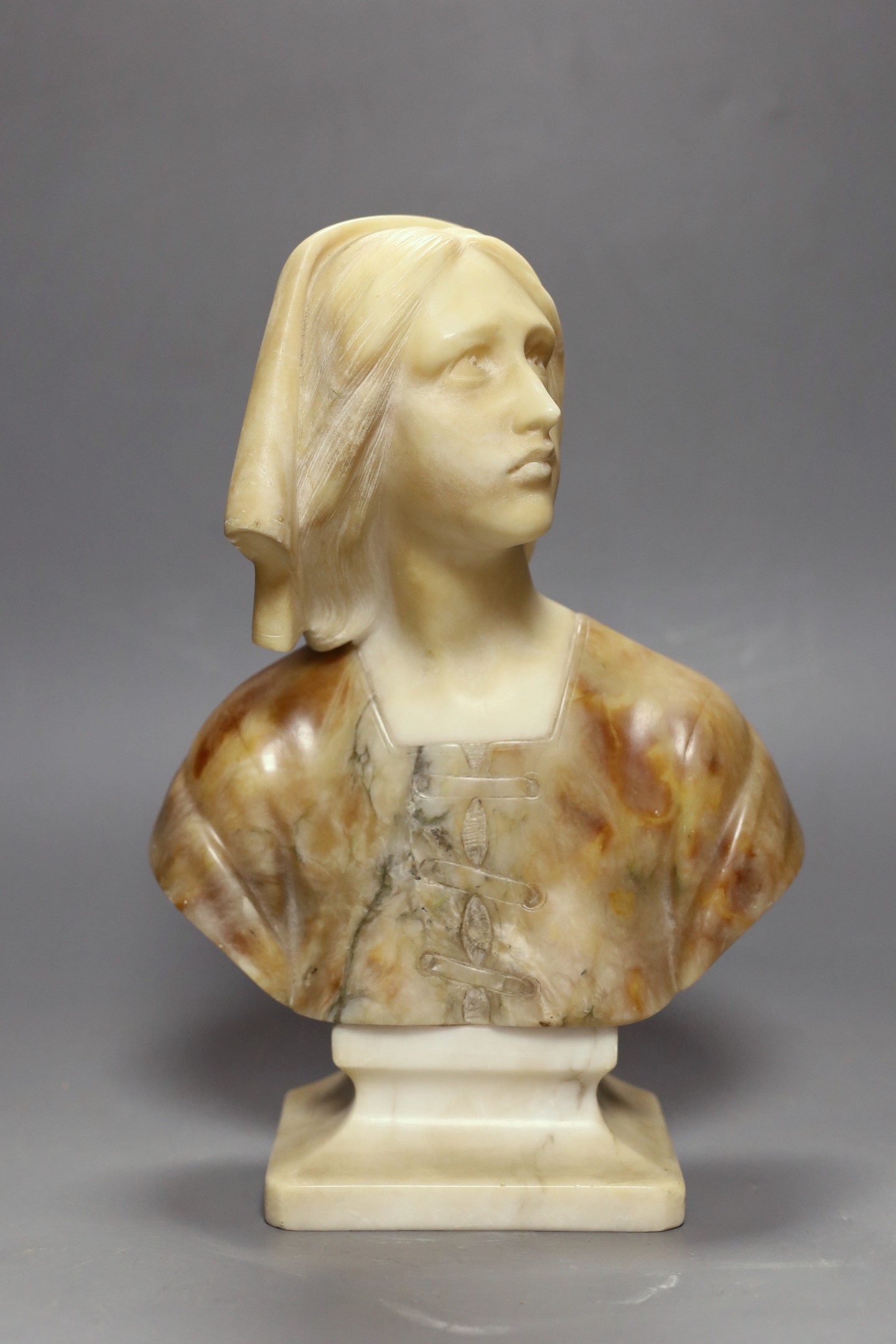 An early 20th century marble bust of a lady, unsigned. 28cm